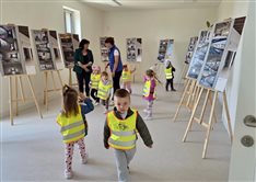 Návšteva seniorov a detí z jaslí v kultúrnom centre